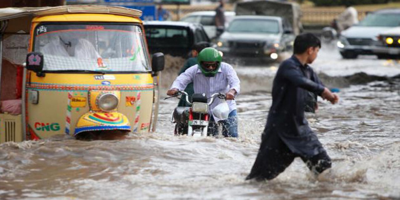 Pakistan'da muson yağmurlarının neden olduğu afetlerde ölenlerin sayısı 1545'e çıktı