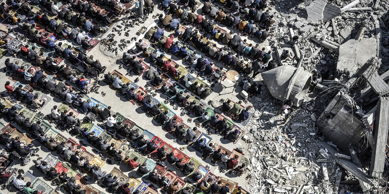 Gazzeliler, cuma namazını israilin yıktığı caminin enkazında kıldı