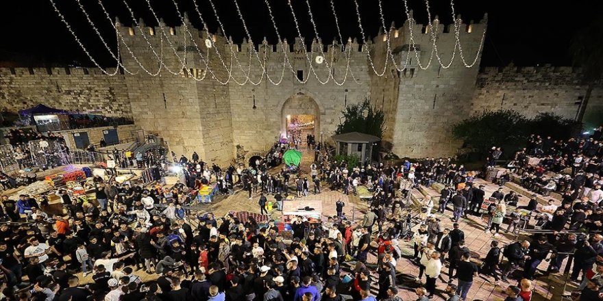 İftar saati biter bitmez binlerce Filistinli, Şam Kapısı'na akın ediyor