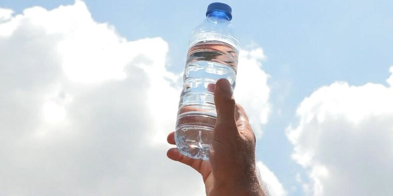 Uzmanlar uyarıyor: Güneş gören pet şişelerdeki suyu içmeyin!
