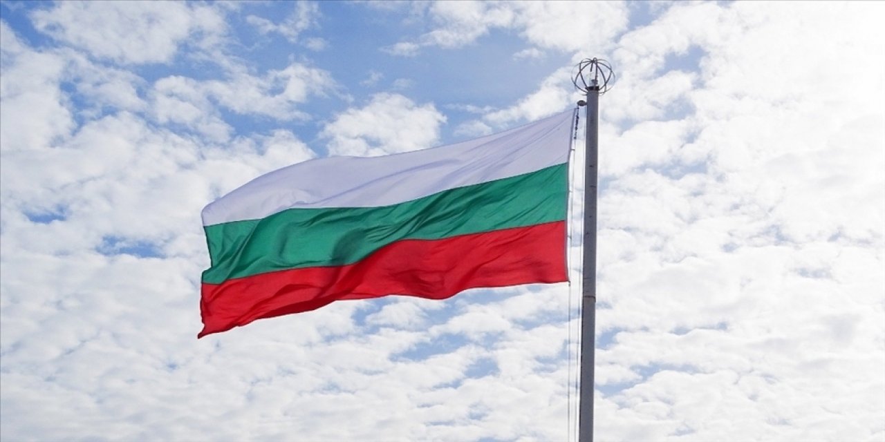 Bulgaristan’da istenmeyen kişi ilan edilen 70 Rus diplomat ülkeden ayrıldı