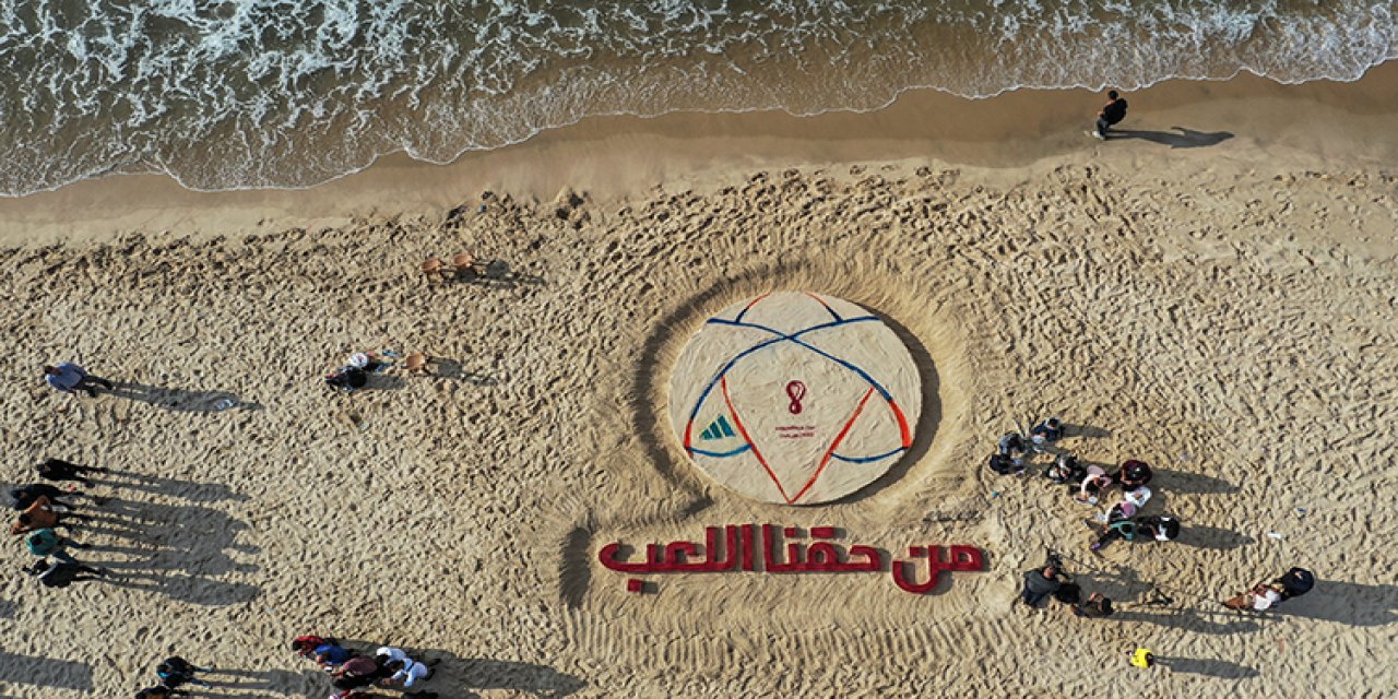 İşgalci İsrail'in sakat bıraktığı çocuklar 'oyun oynama hakkı'nı sahildeki kumlara çizildi