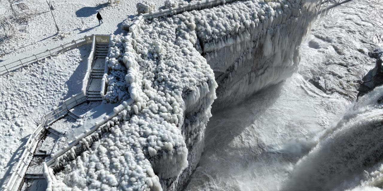 ABD'de şiddetli soğuklar nedeniyle Paterson Büyük Şelalesi kısmen dondu