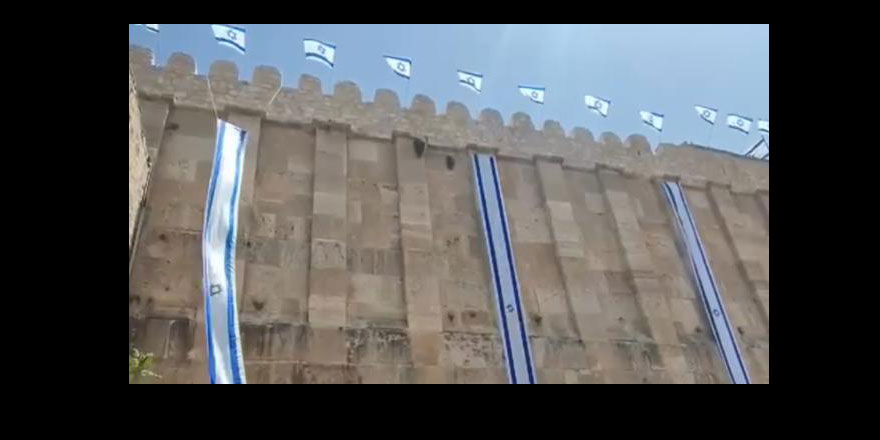 İşgalci İsrail'den yeni provokasyon: Harem-i İbrahim Camii'ne bayrak astılar