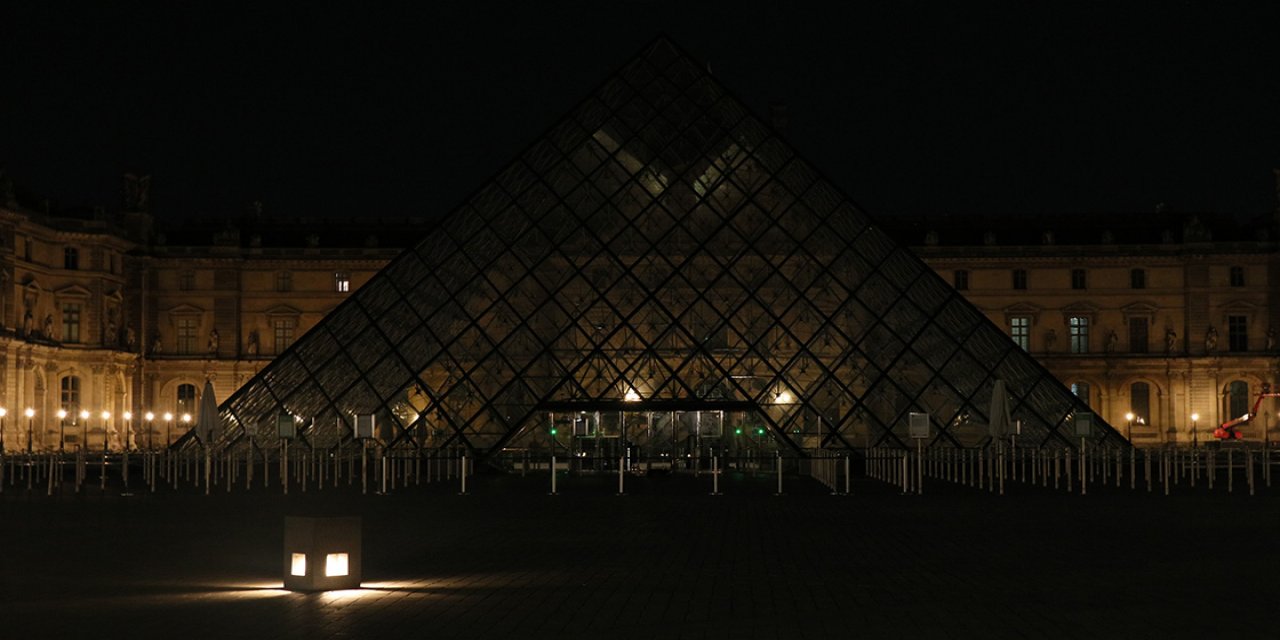 Louvre Müzesi piramidi enerji tasarrufu için erken karartıldı