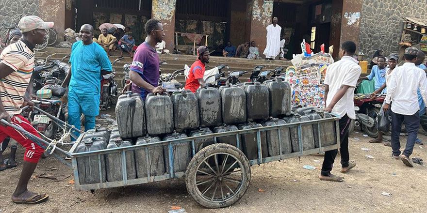 Petrol zengini Nijerya'da halkın temiz su kaynağı: Seyyar sucular
