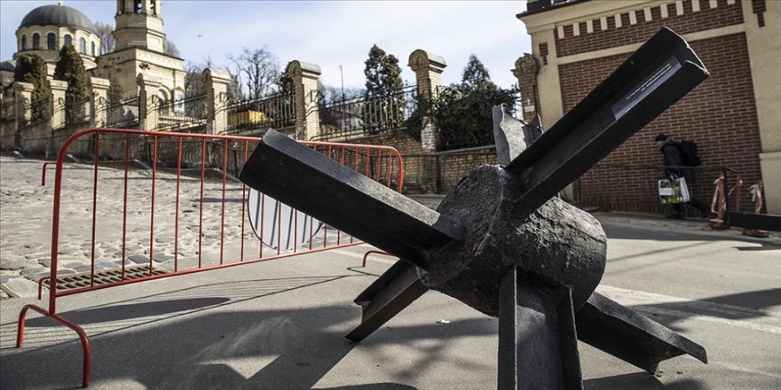 Nazilere karşı kullanılan demir kirpiler Kiev’de Ruslara karşı sokaklara yerleştirildi