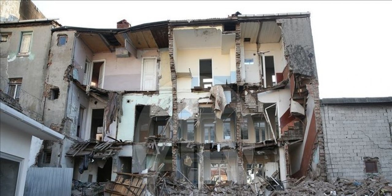 Ardahan'da 69 bina ile 13 ticarethanede ağır hasar oluştu