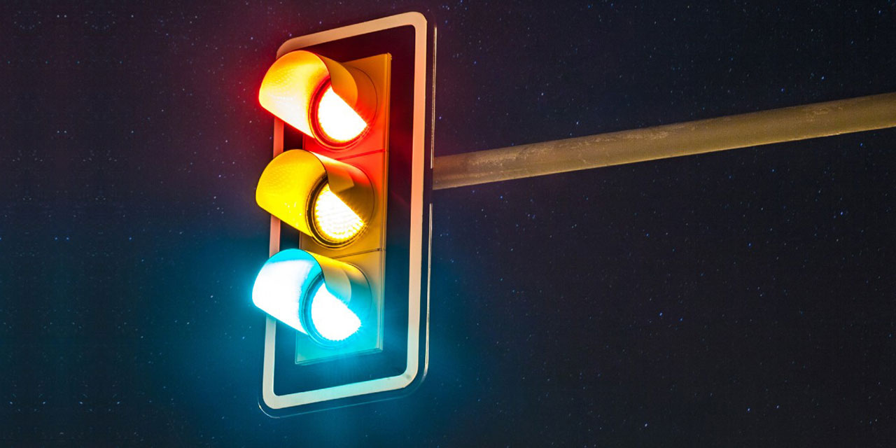 Fransa'da yayaların kırmızıda durması için trafik lambalarına turuncu ışık eklendi!